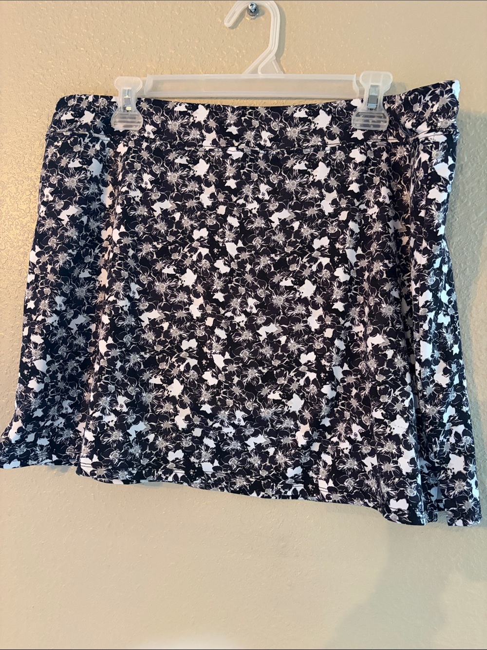 Tranquility by Colorado Clothing Black & White Floral Mini Skirt